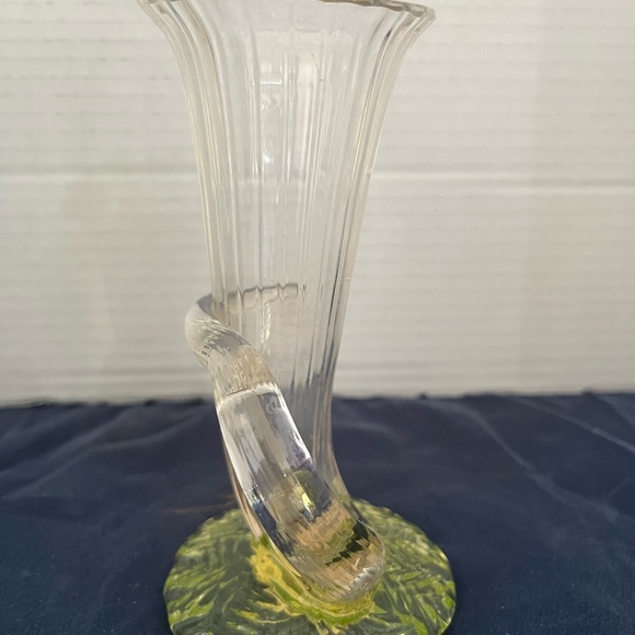 Elegant Clear Glass Horn Vase with vaseline uranium glass - Picture 4 of 12
